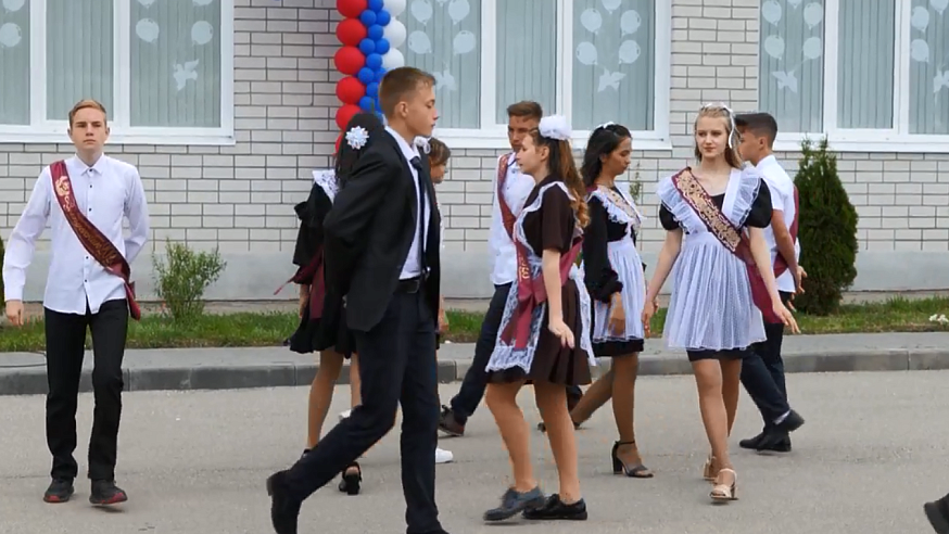 В школах Саратовской области прозвенели последние звонки