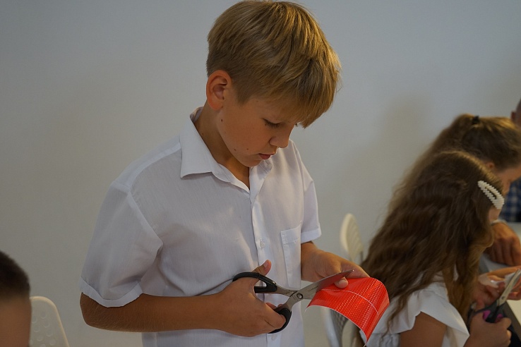 Вячеслав Максюта провел мастер-класс для школьников по изготовлению световозвращающих брелоков 