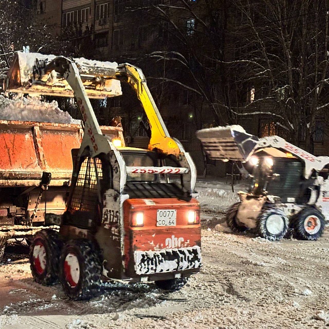 Ночью в Саратове уборка снега велась на 56 участках