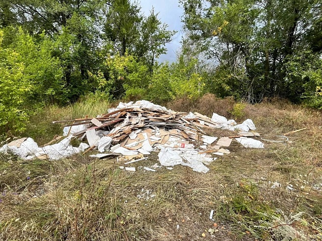 В Саратове около аэроклуба Гагарина неизвестные складировали строительный мусор