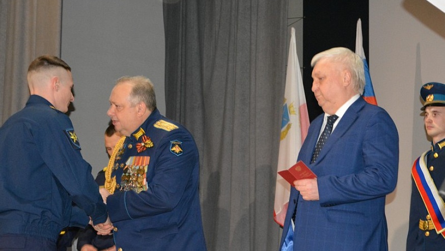 В Энгельсе медалями и орденами наградили летчиков дальней авиации