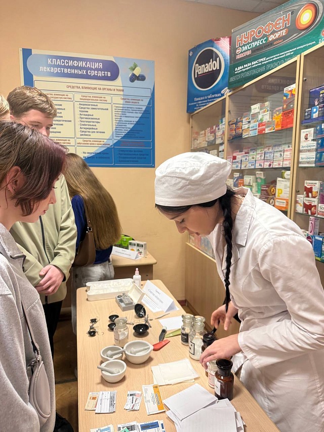 В энгельсском колледже будущие студенты учились ставить внутривенные инъекции