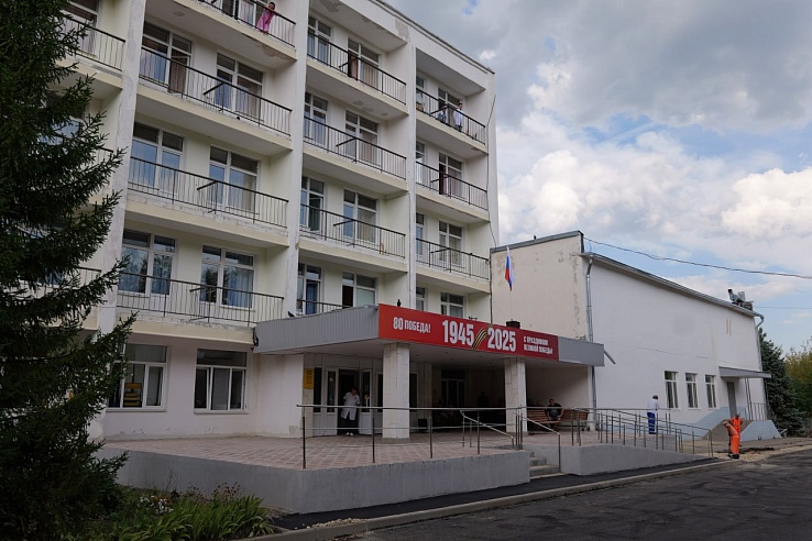 Бусаргин поручил завершить благоустройство территорий 27 больниц и поликлиник до конца года