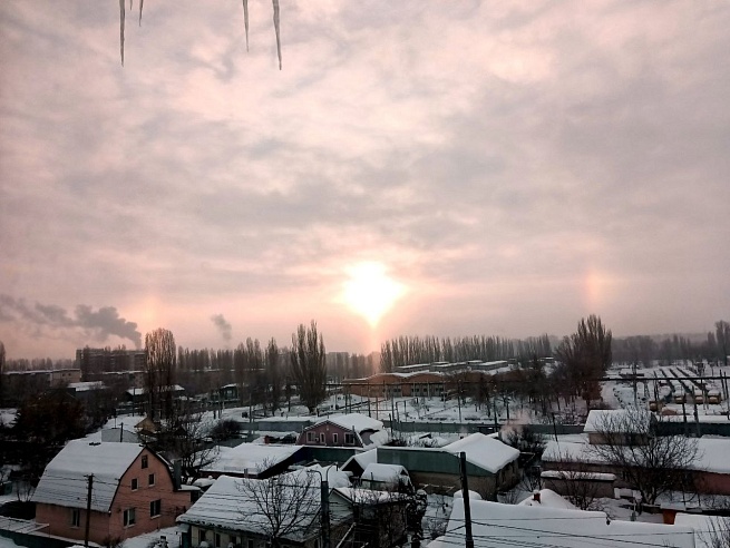 Из-за морозов над Саратовской областью появилось гало с радужными пятнами