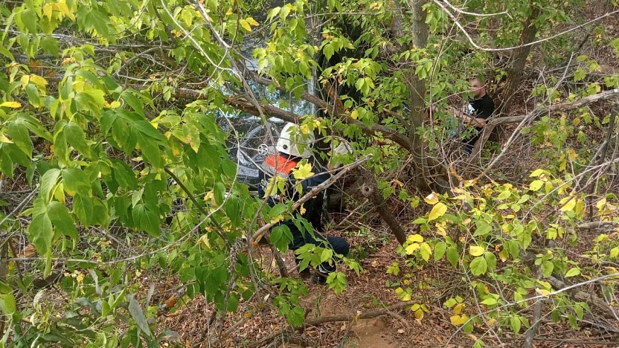 В Марксовском районе иномарка улетела в овраг: водителя достали с помощью альпинистского снаряжения