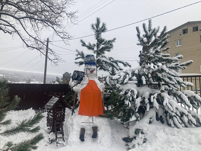 На территориях социозащитных учреждений Саратовской области появились снежные арт-объекты