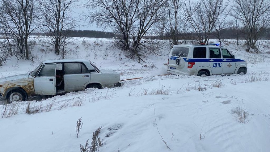 Под Саратовом полицейские помогли застрявшему в снегу автовладельцу