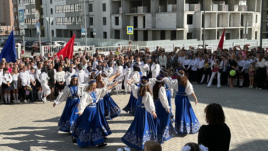 В новом корпусе саратовской школы встретили День знаний