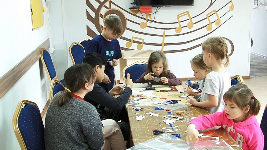 С семьями беженцев из Донбасса продолжают работать педагоги, психологи и юристы