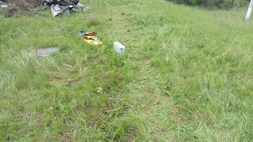 На полевой дороге под Саратовом перевернулась машина, один человек погиб