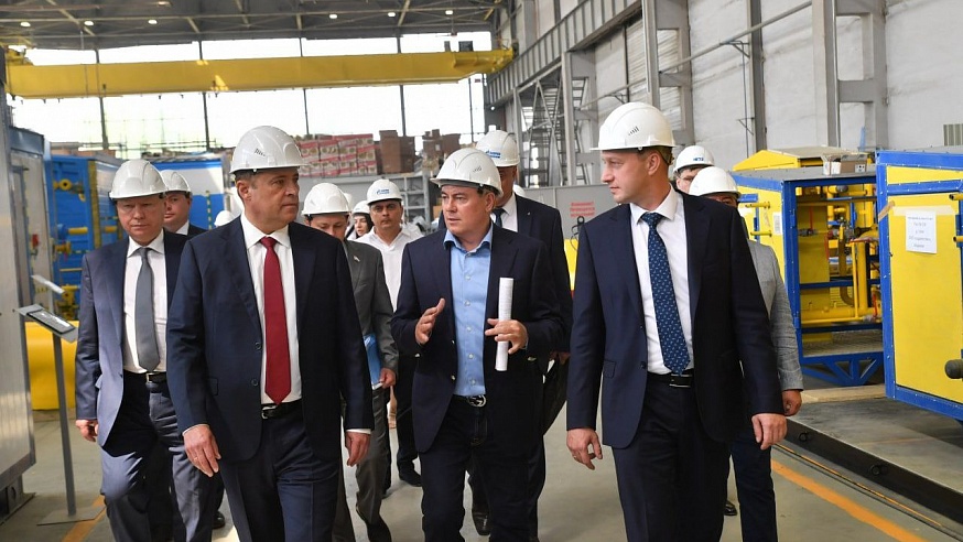Полпред Игорь Комаров посетил стройку на заводе "Нефтегазооборудование"