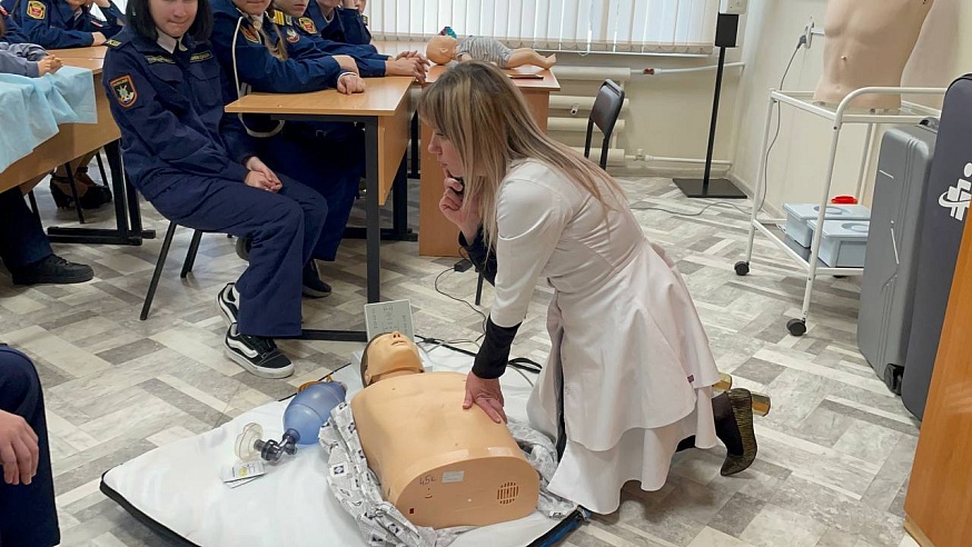 В энгельсском колледже будущие студенты учились ставить внутривенные инъекции