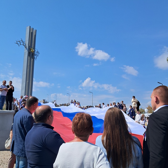 В Саратове отмечают День флага России. Фоторепортаж