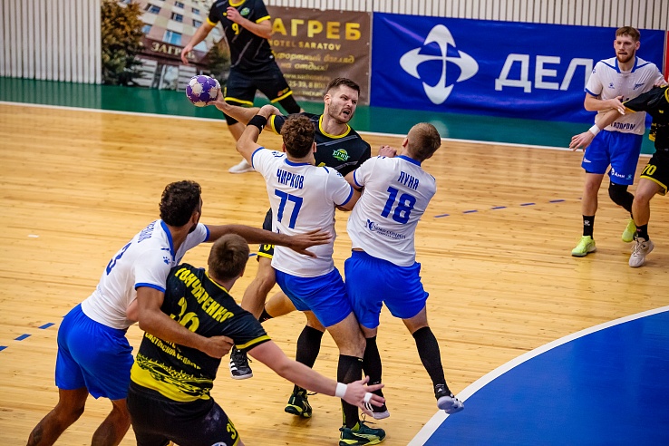 Саратовские гандболисты сыграли с чемпионом