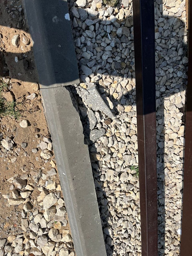 На пляже под Саратовом вандалы пытались утопить лавочки 