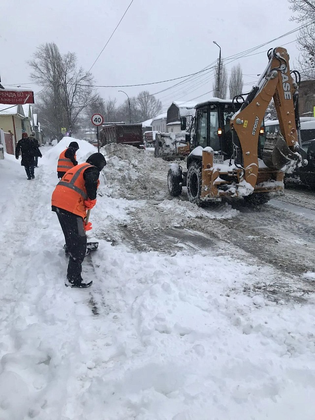 В Саратове дорожники расчищают 77 километров дорог регионального значения