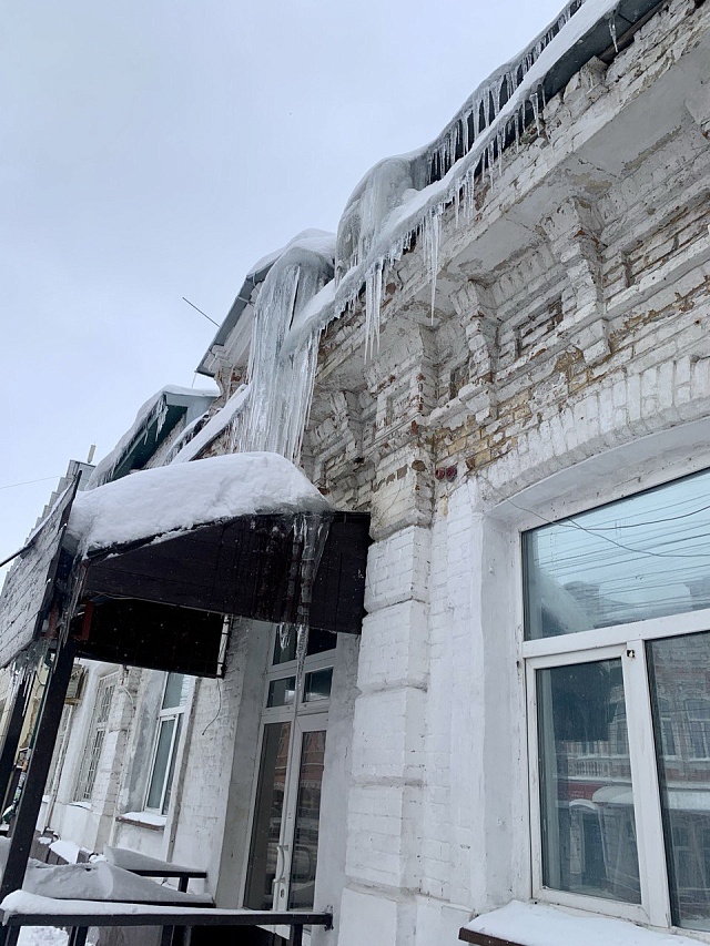 Саратовцам рассказали об особенности очистки крыш от снега и сосулек