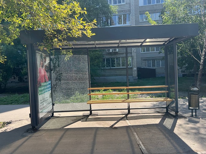 В Саратове вандалы разбили стекла на двух остановках