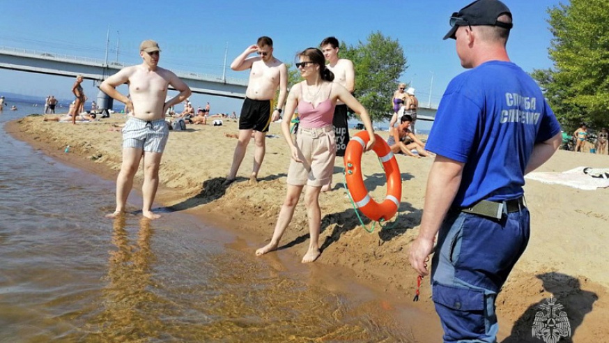 На городском пляже Саратова спасали "утопающих"