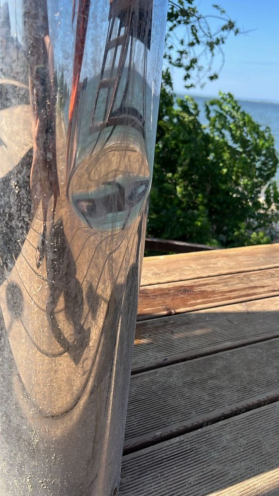 На пляже под Саратовом вандалы пытались утопить лавочки 