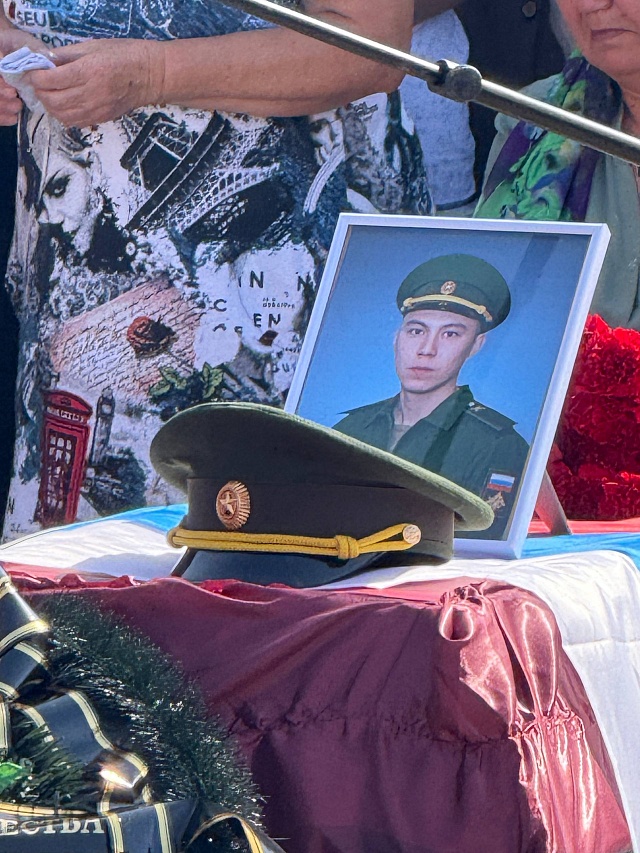 Краснокутский район простился с Ренатом Букумбаевым, награжденным посмертно орденом Мужества