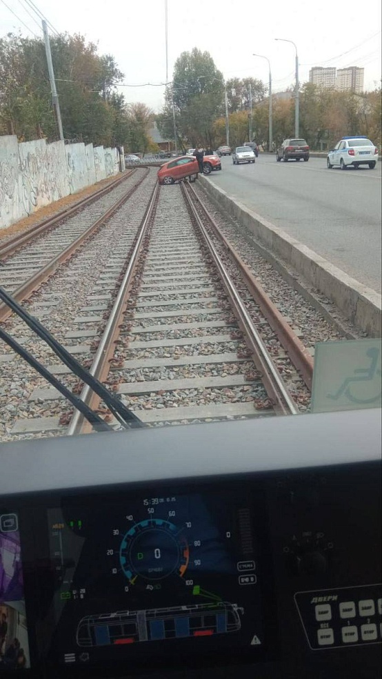 В Саратове иномарка застряла на путях, прервав работу двух трамвайных маршрутов