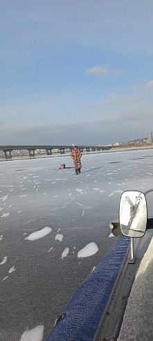 В Энгельсе трех рыбаков оштрафовали за выход на неокрепший лед