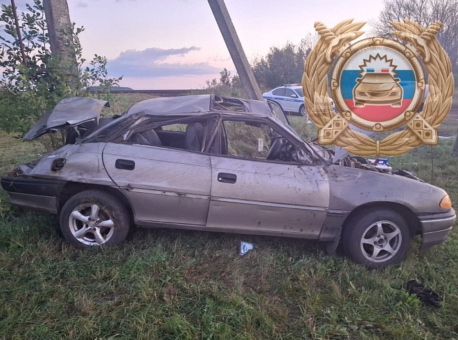 Мужчина и женщина погибли при опрокидывании мотоцикла и машины под Саратовом