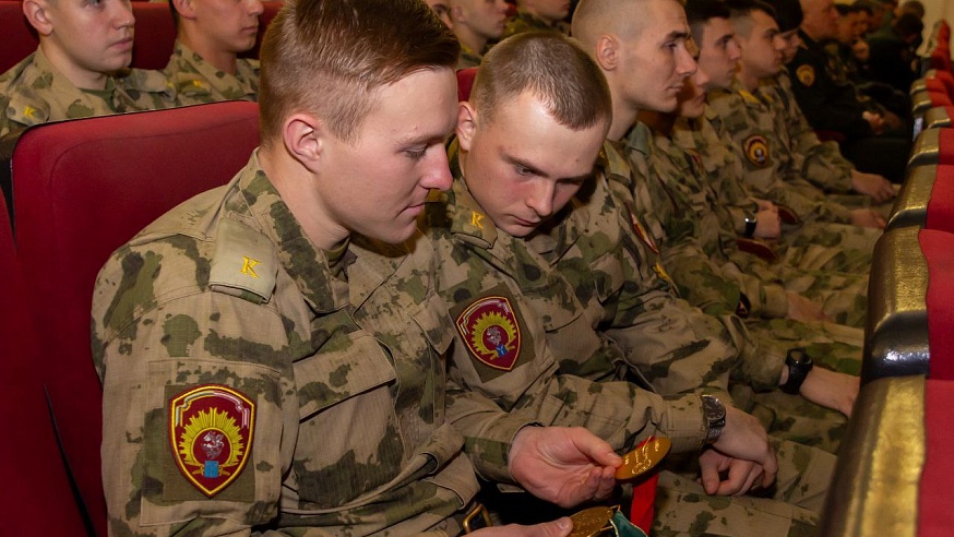 Саратовские курсанты встретились с чемпионом мира по боксу Алексеем Лезиным