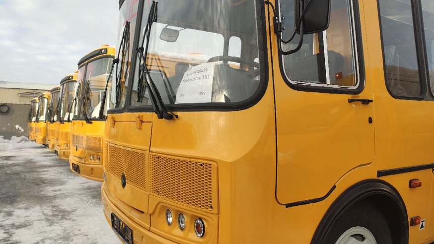 По районам Саратовской области разъехались 44 новых школьных автобуса