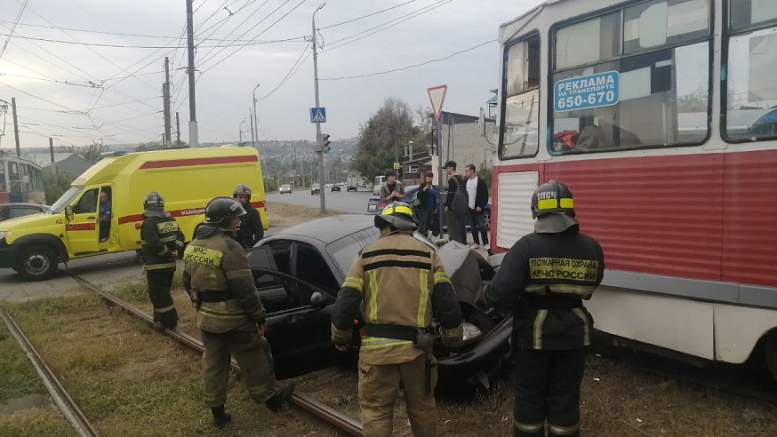 В Кировском районе легковушка врезалась в трамвай