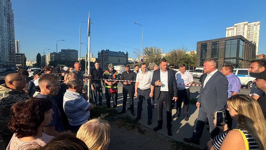 Атака беспилотников: в Энгельсе повреждены многоэтажка и несколько машин