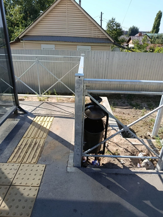 В Заводском районе Саратова вандалы разбили стекла на остановке