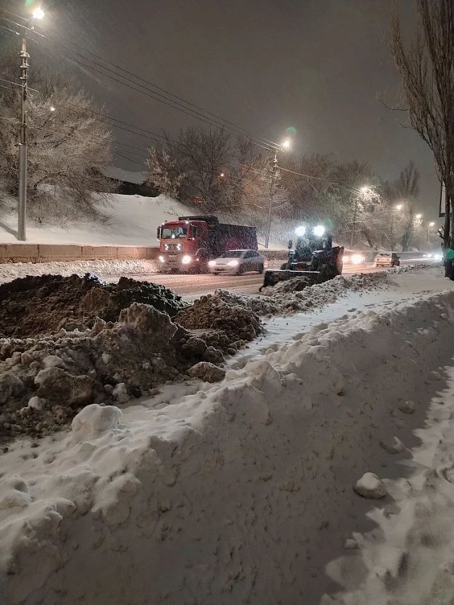 Дороги Саратова и области от снега расчищали более 500 единиц спецтехники