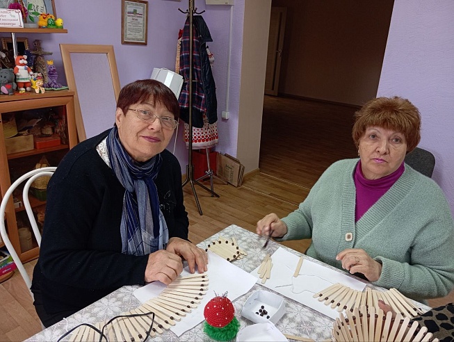 Саратовские пенсионеры научились новой технике декорирования