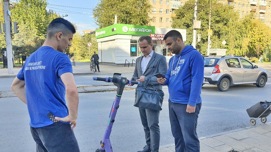 В центре Саратова чиновники обнаружили стихийные парковки электросамокатов