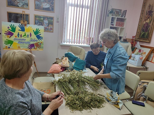 Саратовские волонтеры передают на фронт вещмешки, травяные чаи и игрушки-талисманы