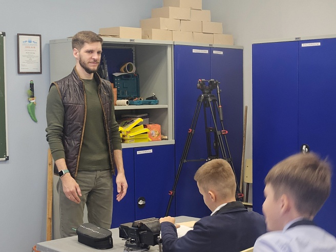 Саратовский учитель приезжает в школу на байке