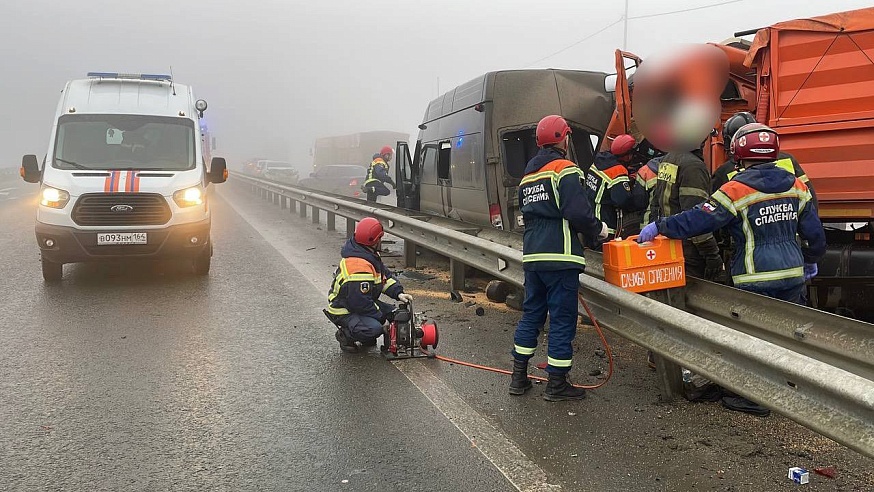Из-за тумана столкнулись 6 автомобилей под Саратовом, есть пострадавшие