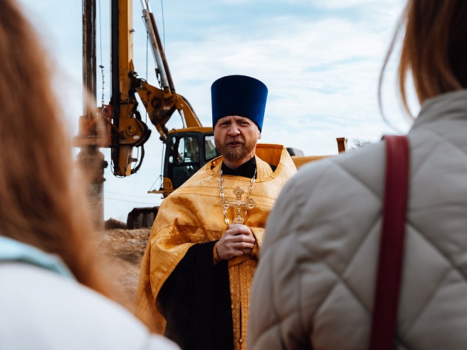 В Саратове на стройплощадке новой школы провели молебен