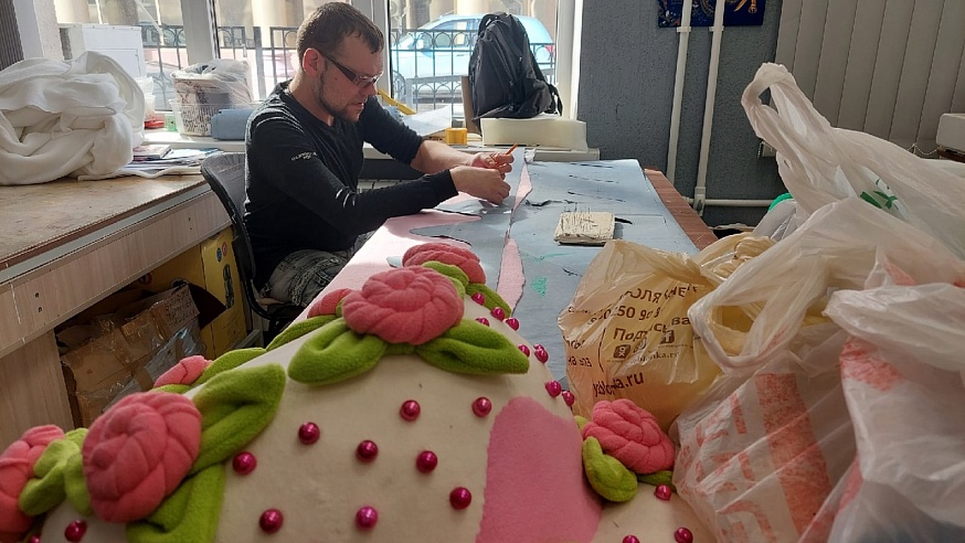 Саратовские кукольники в свой профессиональный праздник делали торт из поролона
