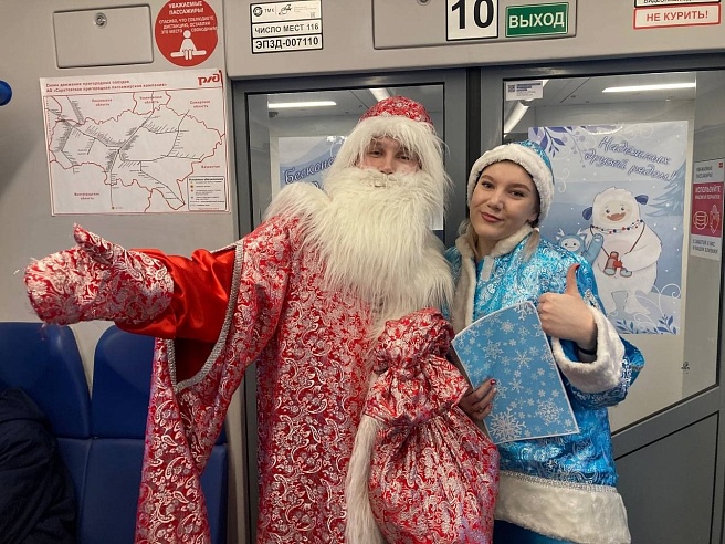 В пригородных поездах в Саратовской области можно встретить Деда Мороза и Снегурочку