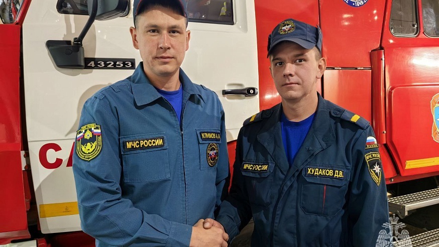 Саратовские пожарные в свой выходной спасли из горящей квартиры иностранца