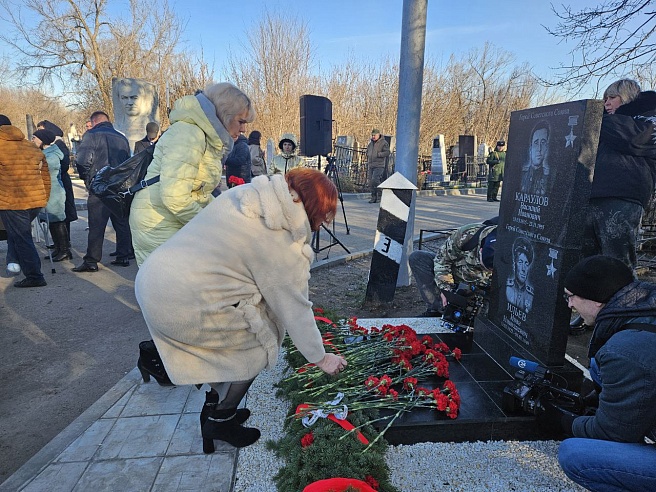 В Саратове установили памятник двум Героям Советского Союза
