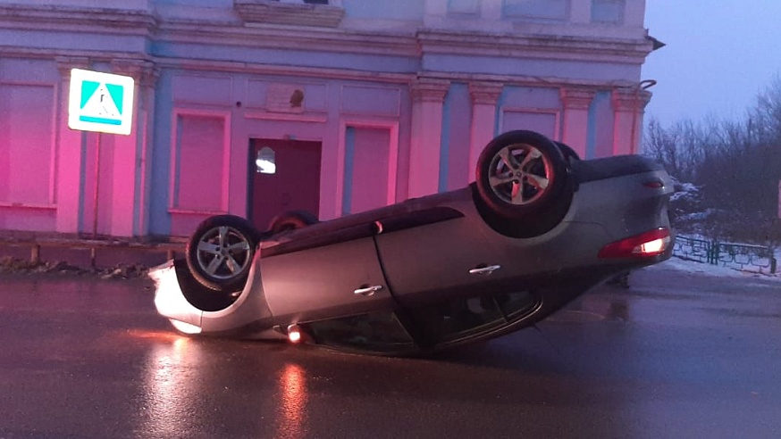 В Саратовской области в ДТП с перевернувшимися авто пострадали четыре человека