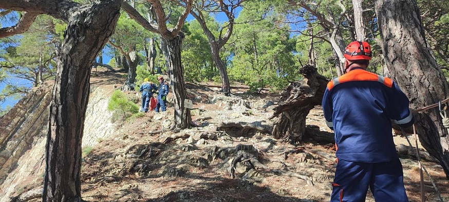 Под Геленджиком спасли саратовца, зависшего на скале