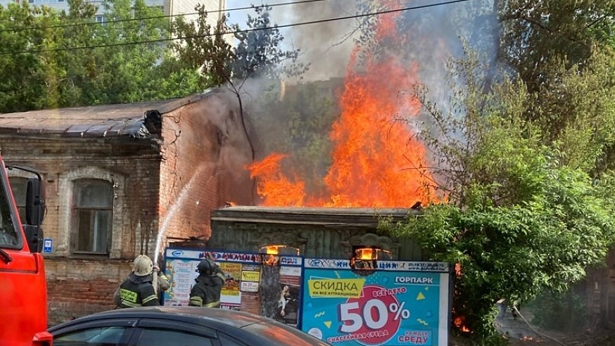 В Саратове около галереи "Каштан" горит дом