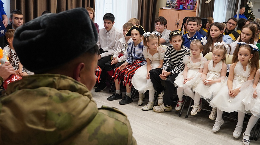 "Дед Мороз специального назначения" поздравил воспитанников саратовского социального учреждения