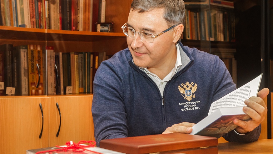 В Саратове министр науки России наградил 100-летнего педагога