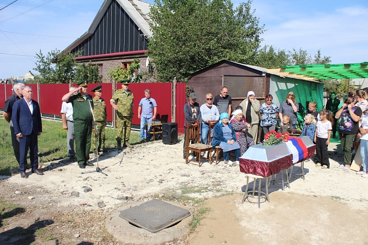 Жители Балаковского и Федоровского районов прощаются с погибшими военнослужащими